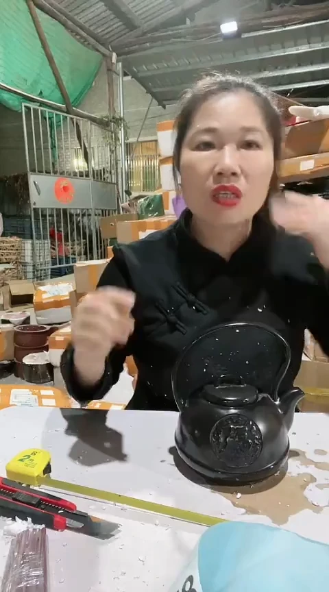 陶瑕疵黑色福字壶