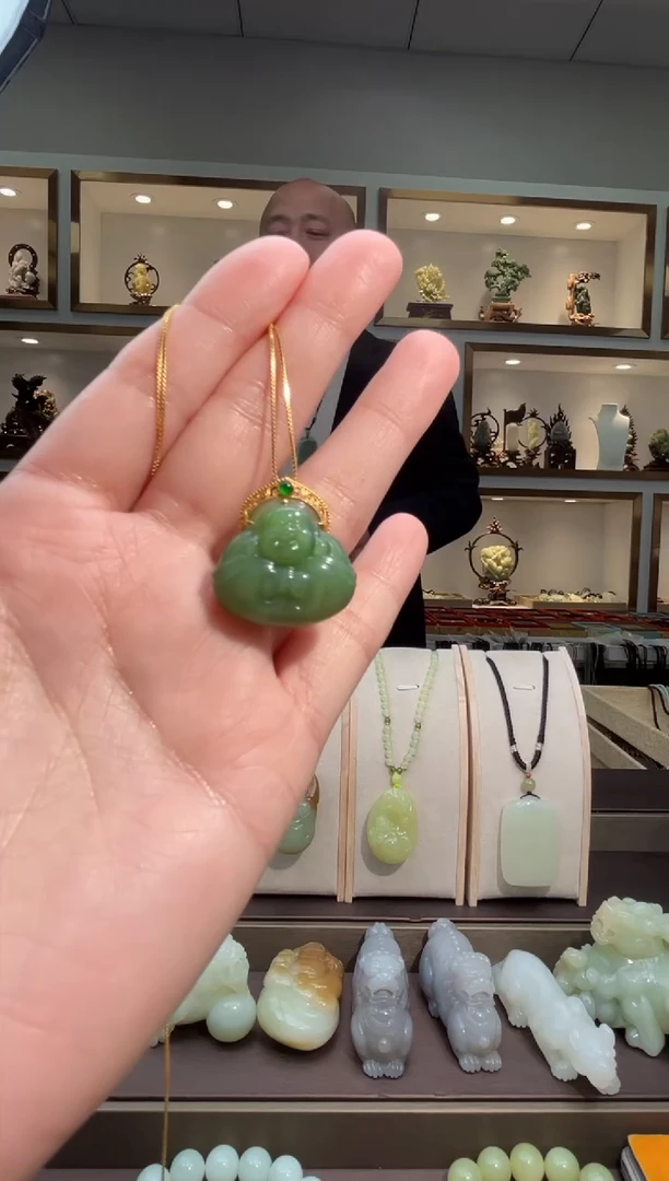 颈饰18K金镶嵌和田玉苏