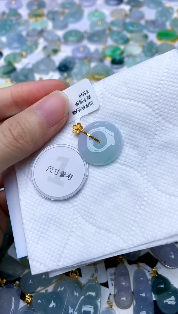 颈饰18K金镶嵌翡翠天然A货翡翠