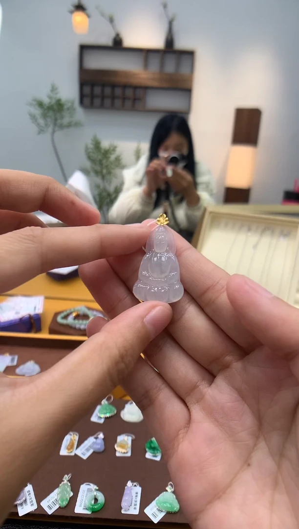 颈饰18K金镶嵌翡翠观音