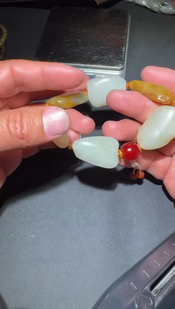 未镶嵌和田玉（糖玉）挂件和田玉