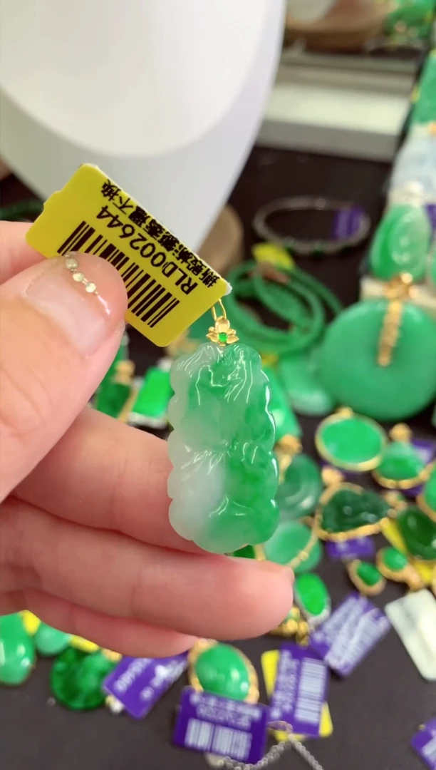 翡翠18K金镶嵌颈饰挂件