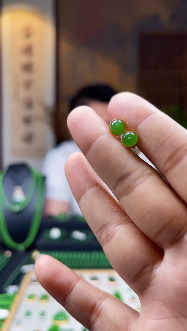 和田玉（碧玉）18K金镶嵌颈饰L***s±6mm苹果绿蛋面耳钉一对