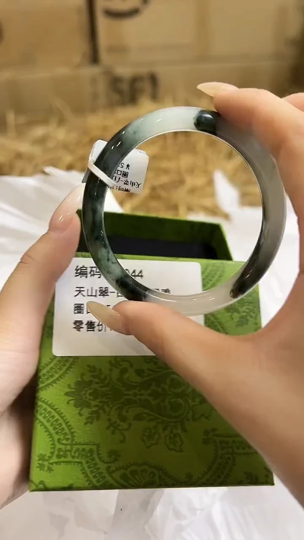 未镶嵌手镯石英质玉T00454