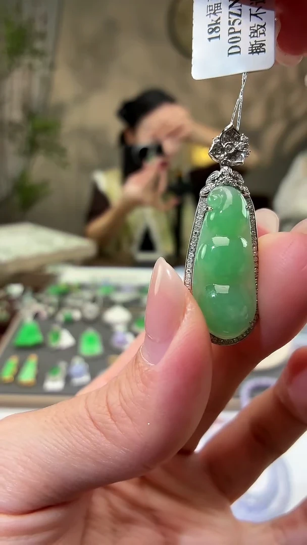 吊坠(不含链)18K金镶嵌翡翠豆子