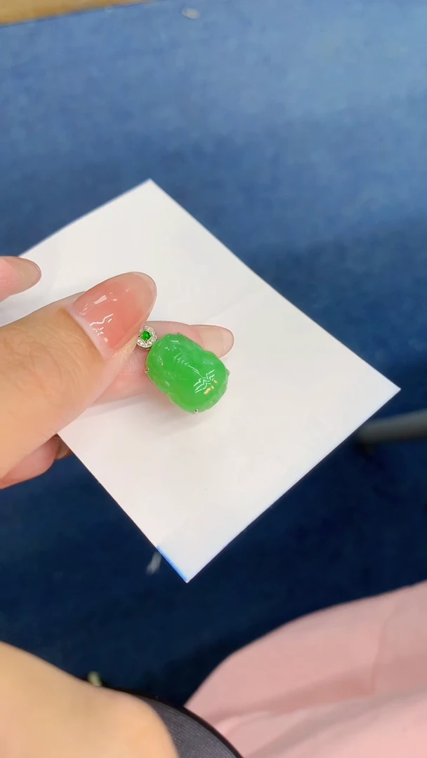 翡翠18K金镶嵌颈饰           1