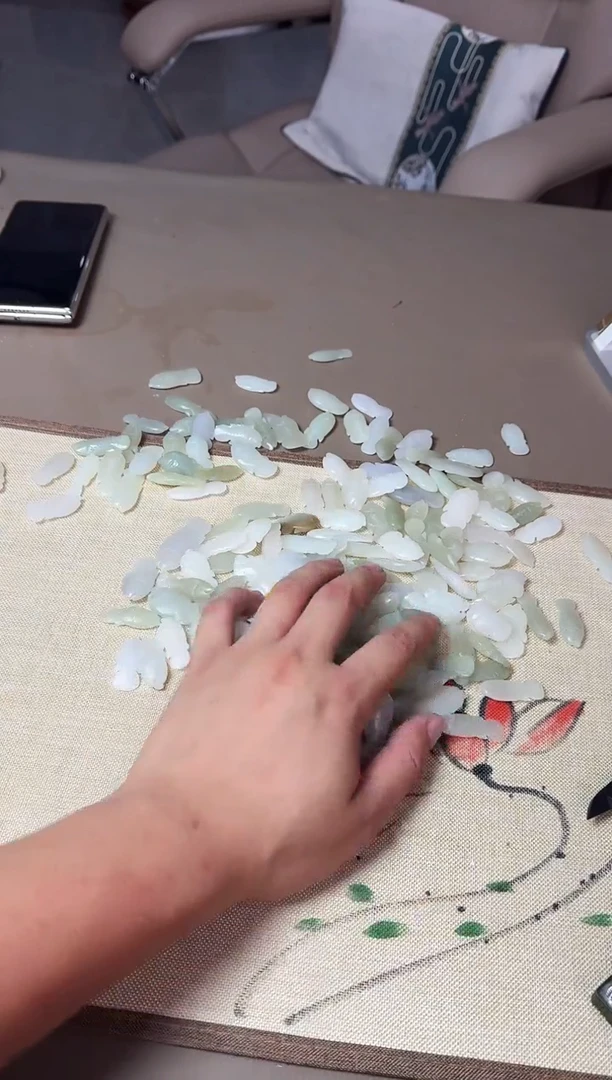 和田玉未镶嵌颈饰多样性发一件