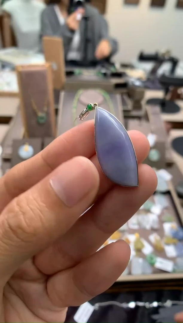 颈饰18K金镶嵌翡翠随形