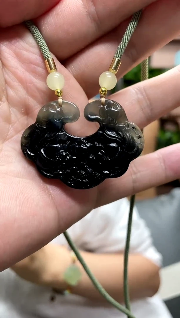 岫玉未镶嵌吊坠·