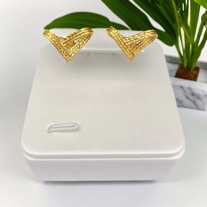 足金999 精巧拉丝爱心耳饰，浪漫与时尚的结合，让你的魅力倍增‌。