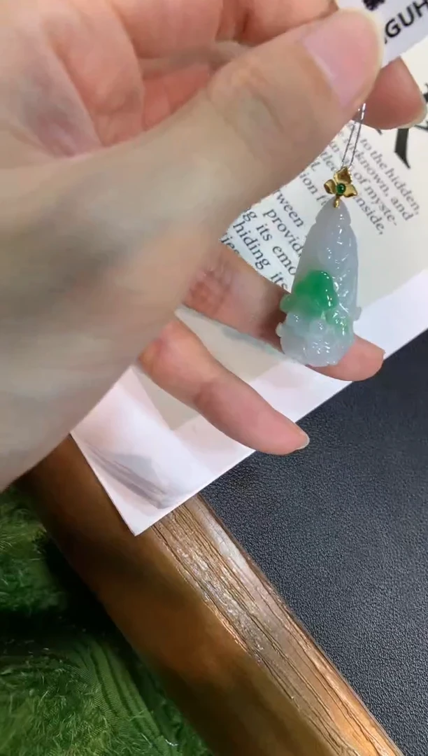 翡翠18K金镶嵌颈饰白菜