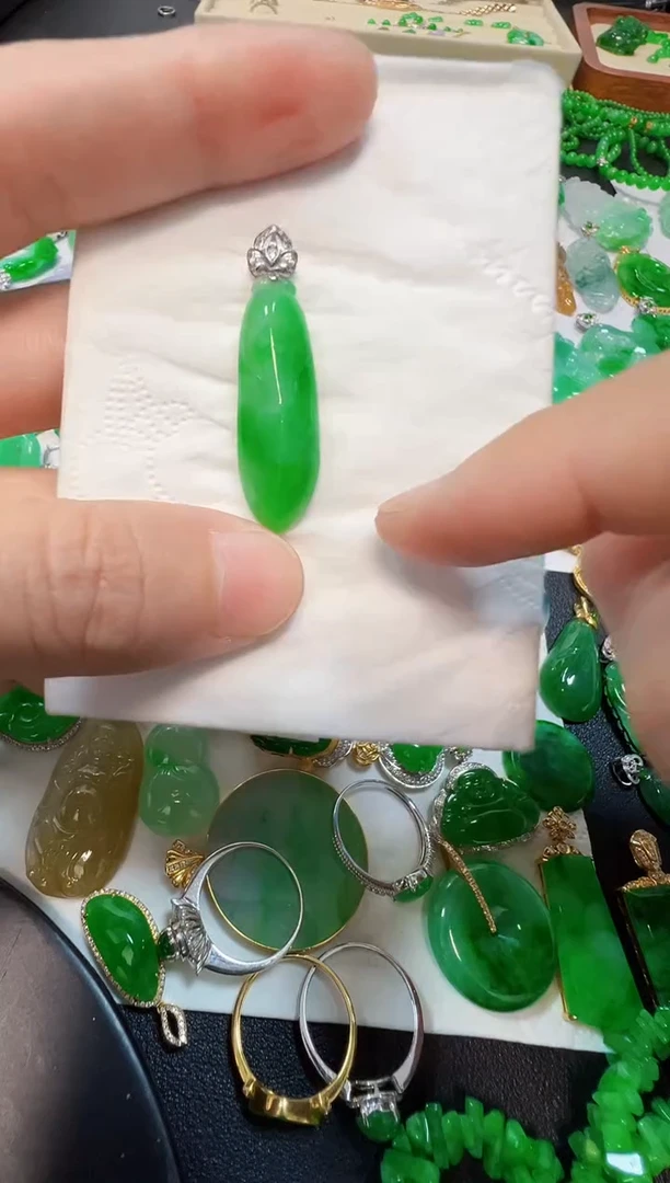 吊坠(不含链)18K金镶嵌翡翠1000