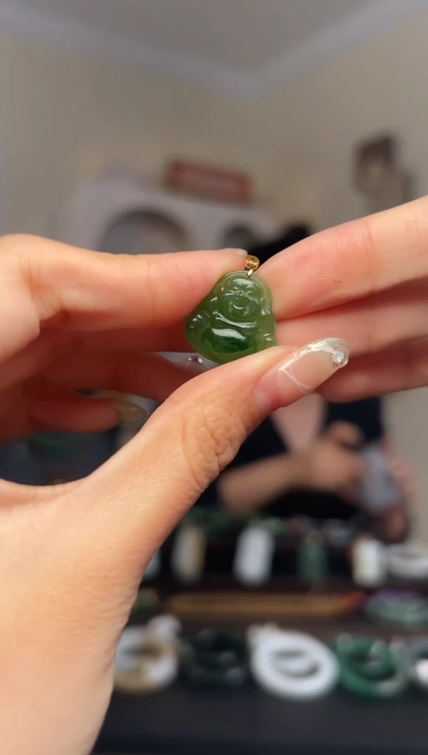 颈饰18K金镶嵌和田玉佛