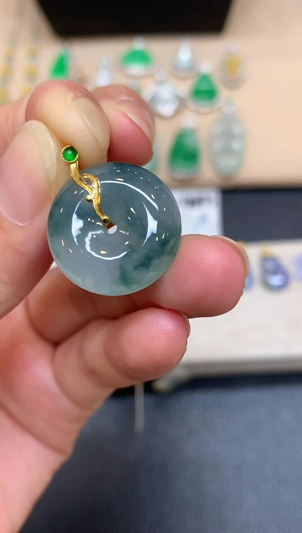 颈饰18K金镶嵌翡翠平安扣【无服务费