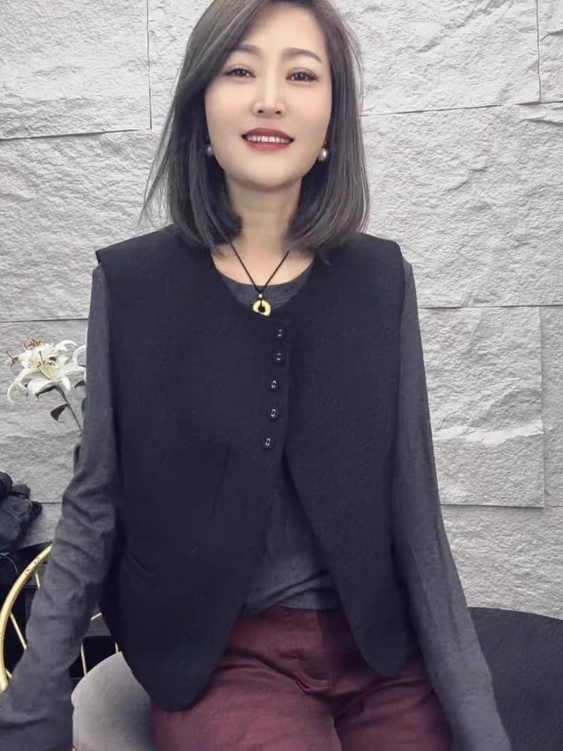 欧货设计感圆领单排扣短款西装马甲女秋洋气复古别致小众马夹外套