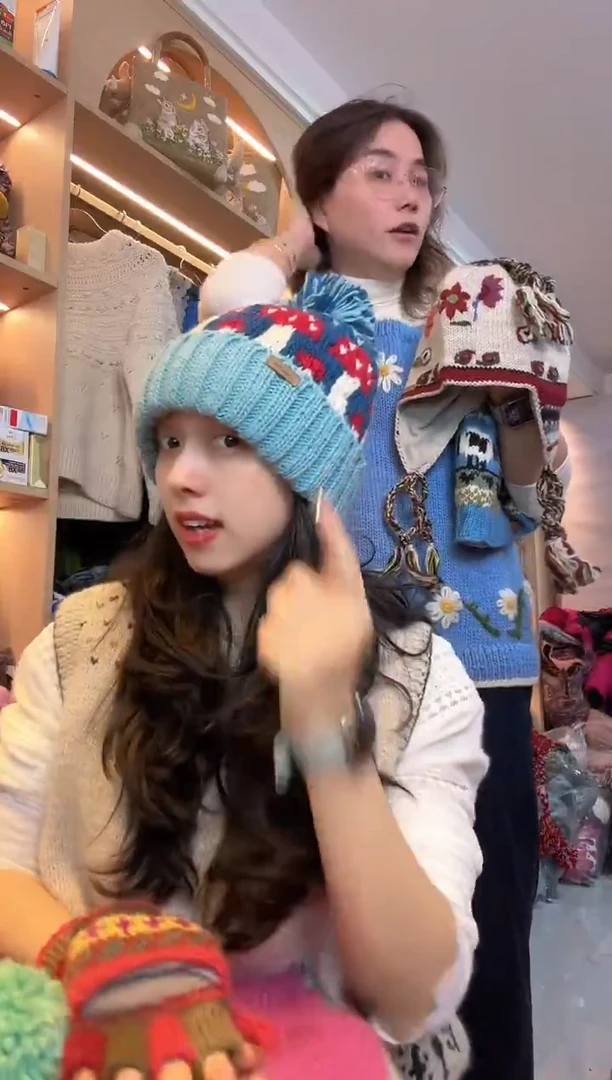 羊毛浅蓝翻边蘑菇帽