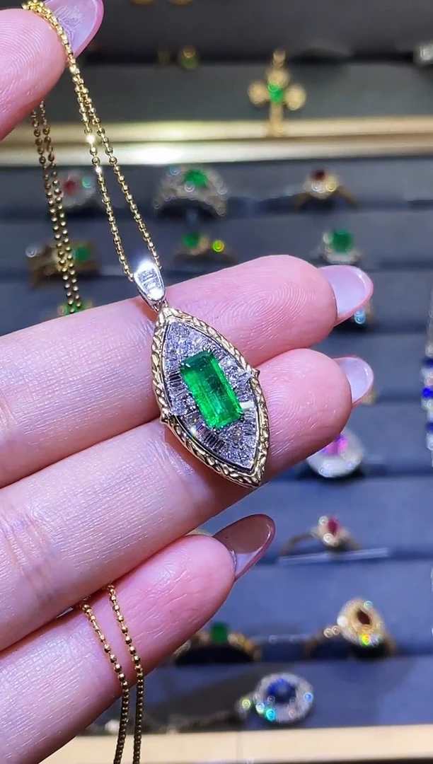 吊坠(赠链)18K金镶嵌祖母绿0.76ct