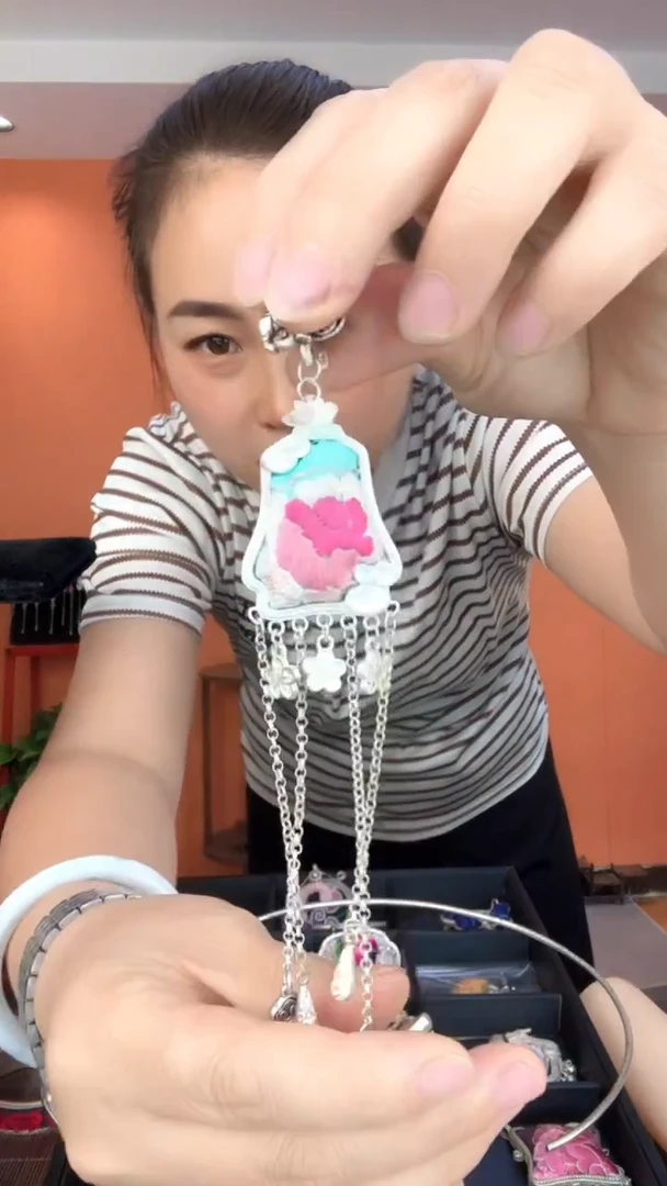 刺绣非遗手工刺绣毛衣链吊坠