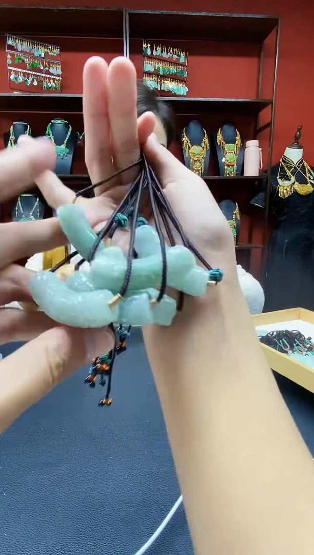 颈饰未镶嵌翡翠吊坠多样性发其一