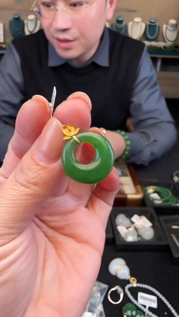 颈饰18K金镶嵌和田玉公主扣