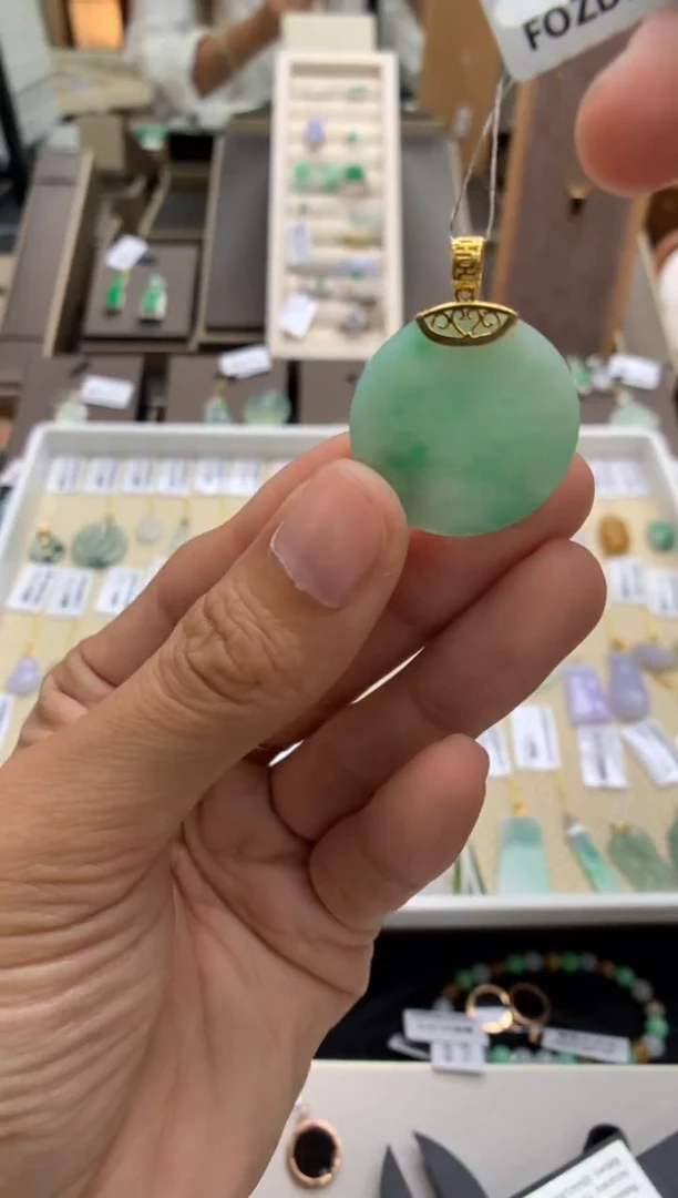 翡翠18K金镶嵌颈饰无事牌