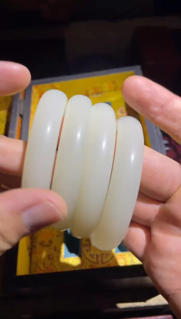 和田玉未镶嵌颈饰手镯四件一起给