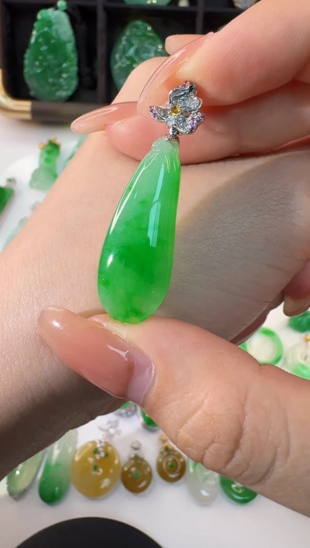 颈饰18K金镶嵌翡翠缅甸A货翡翠