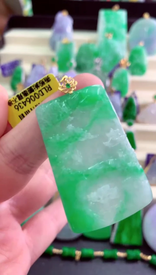 颈饰18K金镶嵌翡翠挂件
