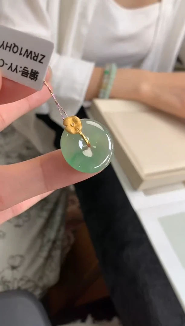 翡翠18K金镶嵌颈饰平安扣