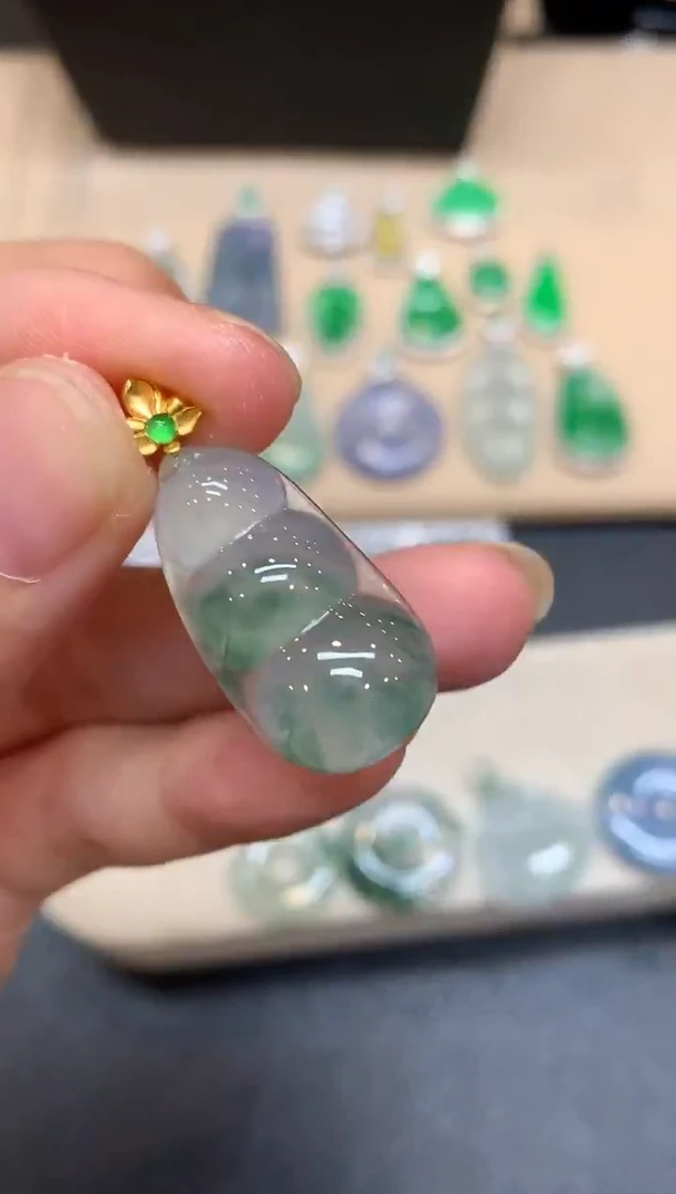 颈饰18K金镶嵌翡翠福豆【无服务费