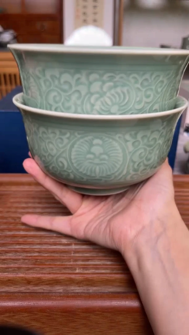 瓷器青瓷5.7英寸菊纹面碗 一对  微瑕