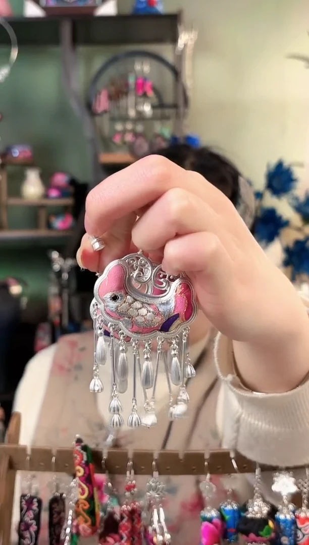 彩云南阁非遗老绣饰品598