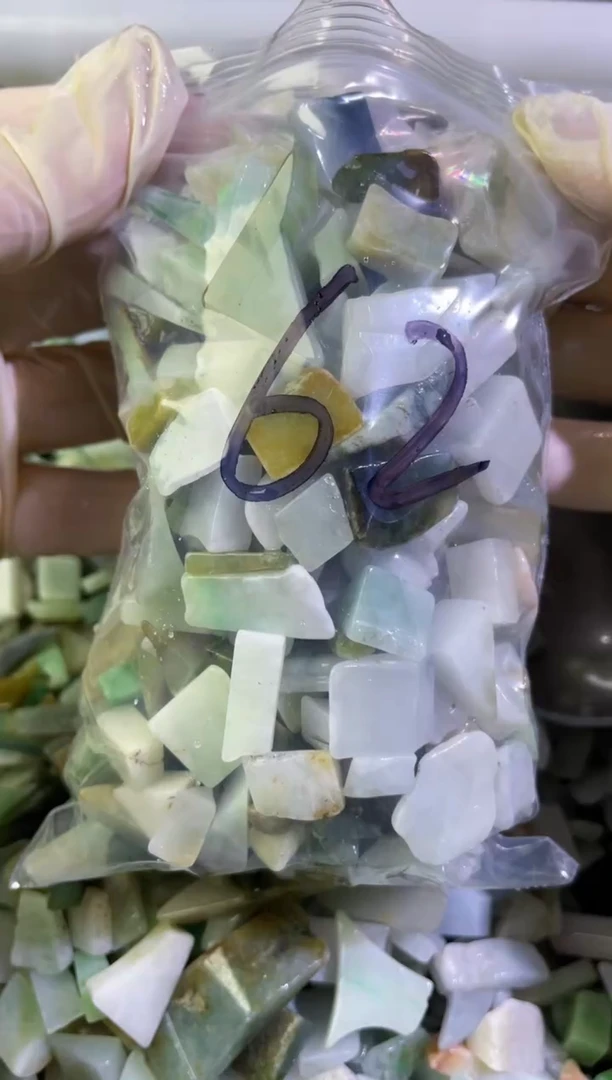 【闪购商品】翡翠颈饰未镶嵌天然翡翠小号500克62