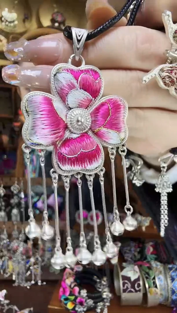 刺绣非遗刺绣民族风吊坠