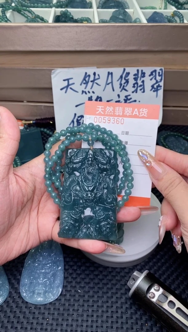 翡翠未镶嵌颈饰