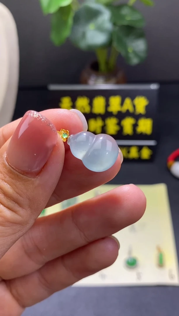 翡翠18K金镶嵌颈饰翡翠吊坠