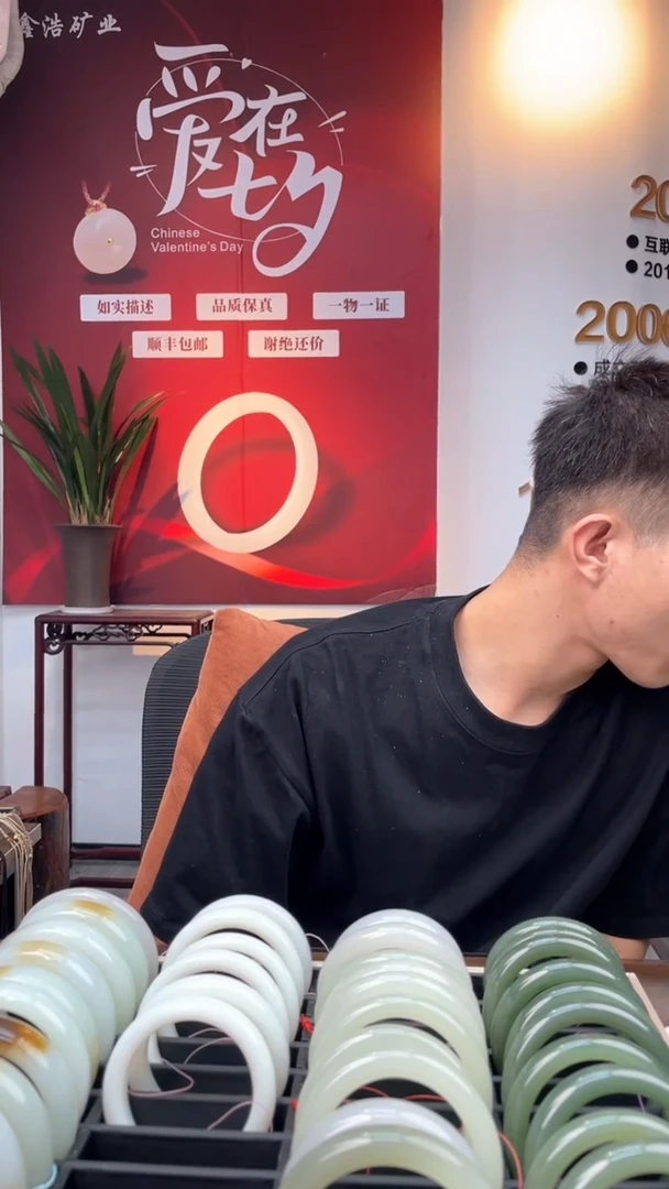 颈饰未镶嵌和田玉蜂蜜冻抱抱佛吊坠多样性发一件