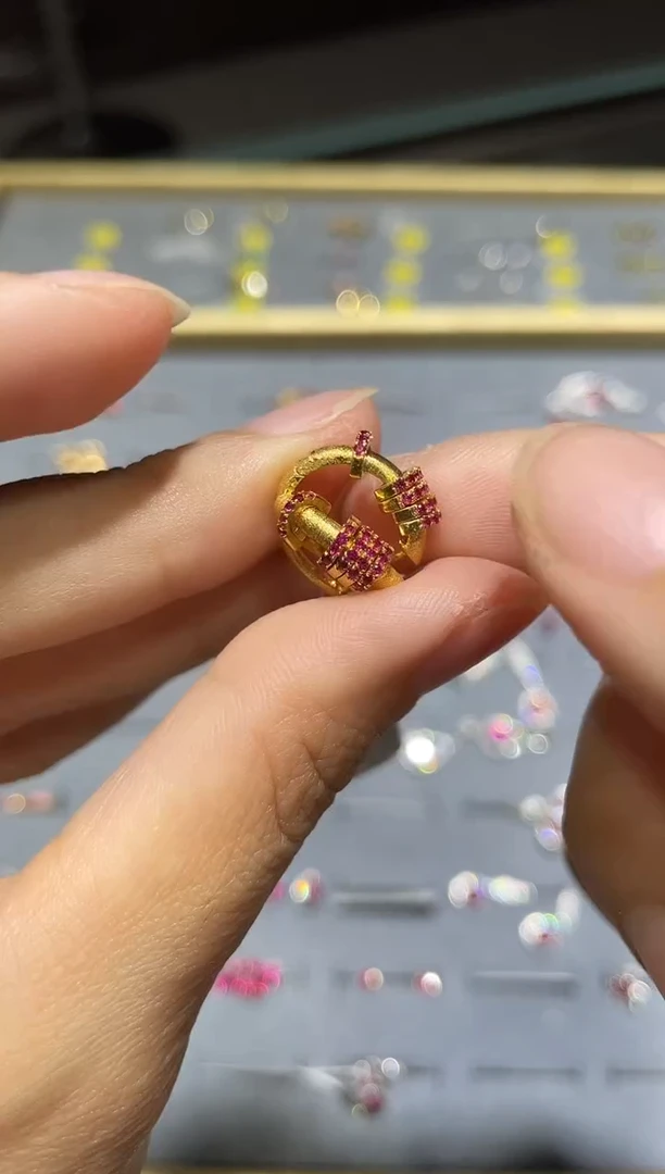 18K金镶嵌耳饰红宝石耳钉