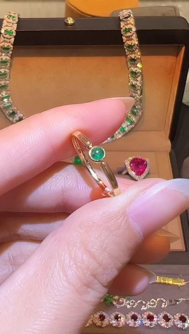 18K金镶嵌戒指祖母绿0.14ct