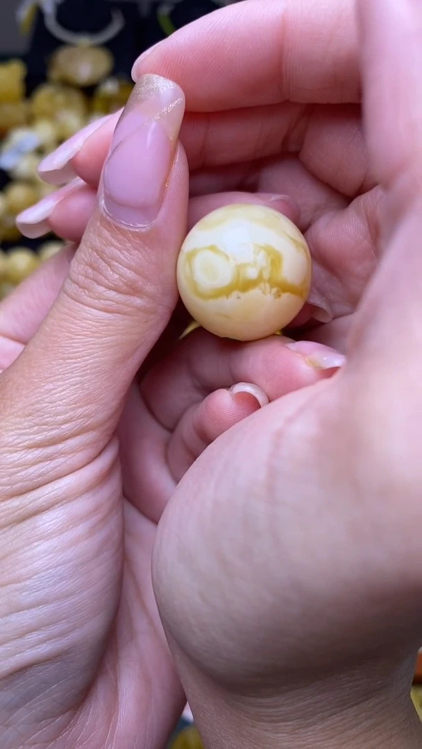 未镶嵌琥珀裸石葵. 94