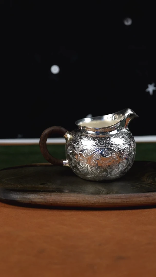 手工锤纹缠枝莲公道杯