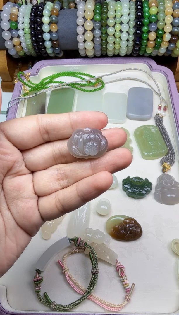 和田玉未镶嵌颈饰海**蕤荷花锁吊坠