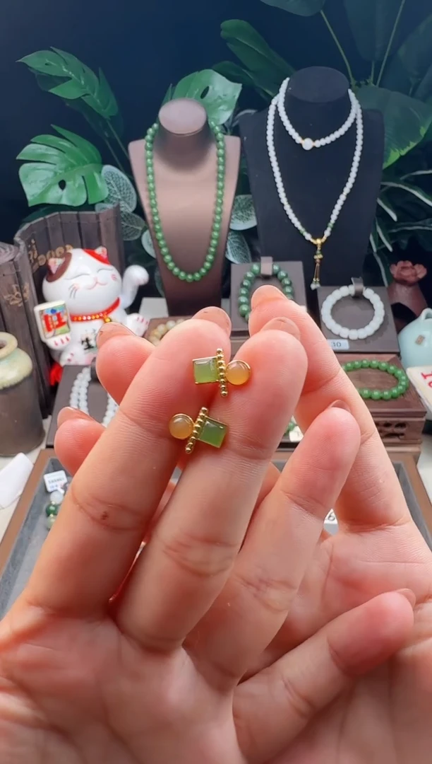 和田玉未镶嵌耳饰双色方圆耳钉