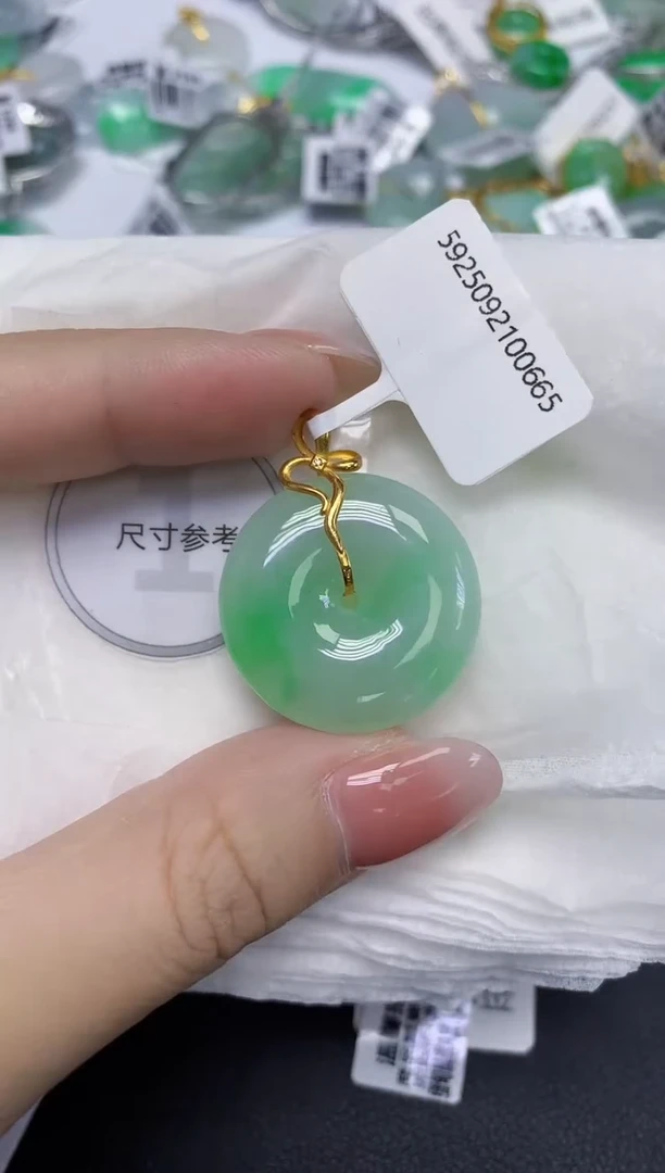 颈饰18K金镶嵌翡翠天然缅甸翡翠A货多样性发一件
