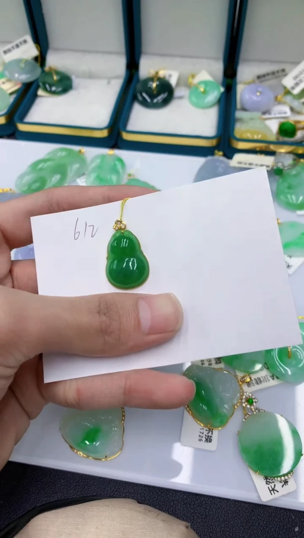 颈饰18K金镶嵌翡翠111111