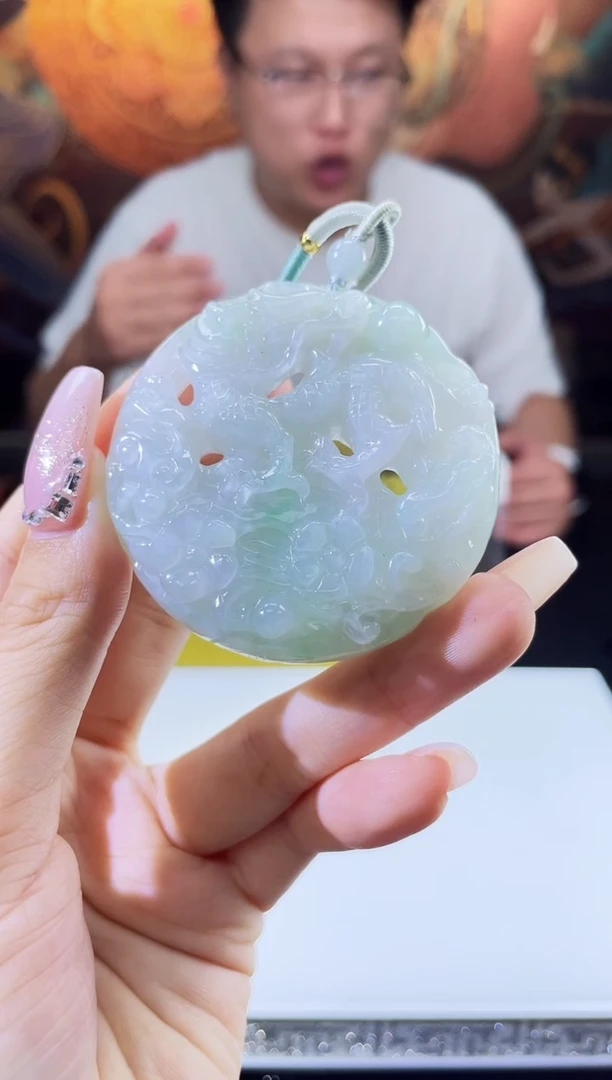 翡翠未镶嵌颈饰多样性发其一