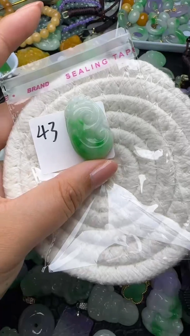 颈饰未镶嵌翡翠缅甸翡翠吊坠