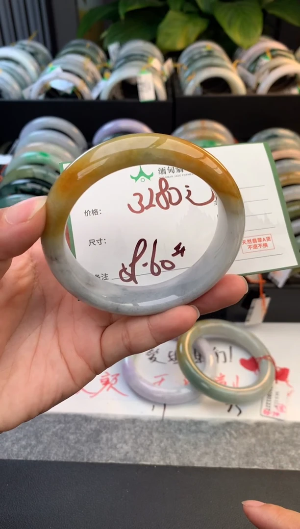 未镶嵌定制翡翠毛货需精细抛光+多人