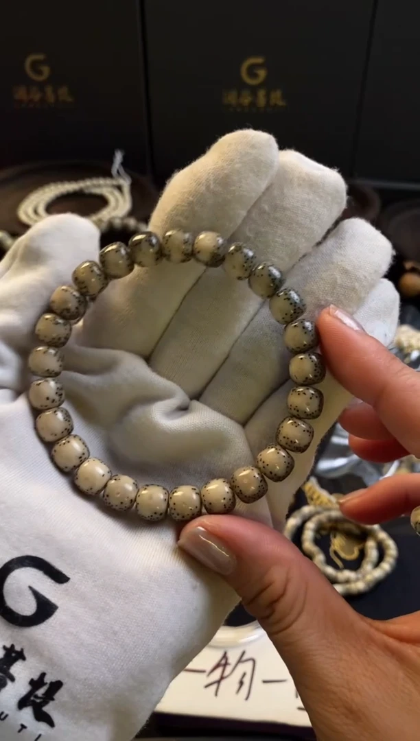 手串星月菩提9×8正月黑糯黄金瞳