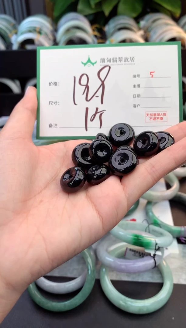 颈饰未镶嵌翡翠毛货需精细抛光+多人